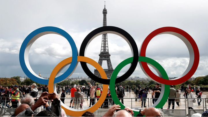 Olympic rings seen in front of the Eiffel Tower to celebrate the IOC official announcement that Paris will host the 2024 Olympics. Photo/Reuters