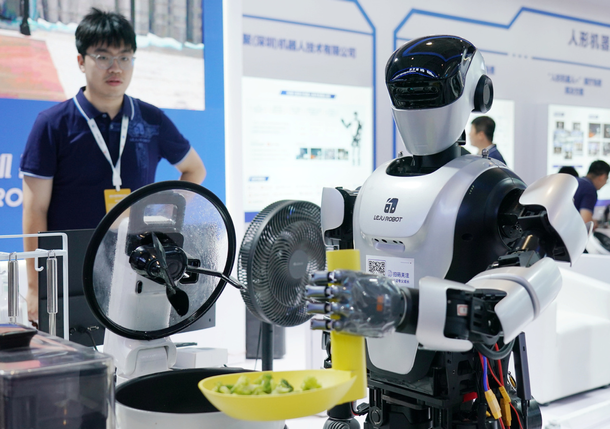 8月21日，一款人形机器人在2024世界机器人大会展示炒菜。(图片来源：新华社)