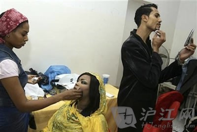 苏丹七位男模因化妆被指控犯猥亵罪 苏丹七位男模因化妆被指控犯猥亵罪