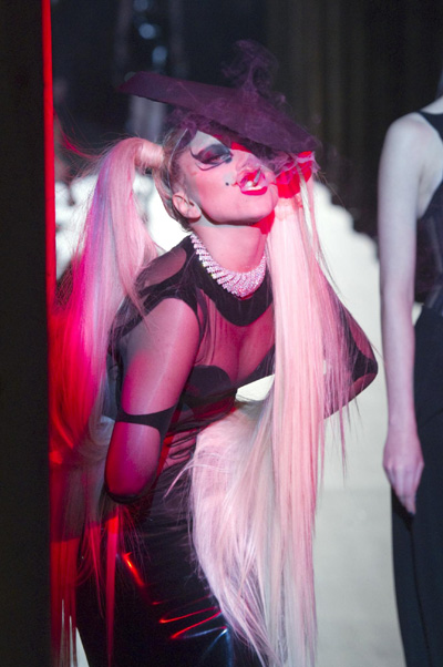 Lady Gaga新歌在巴黎时尚周上演 Lady Gaga新歌在巴黎时尚周上演