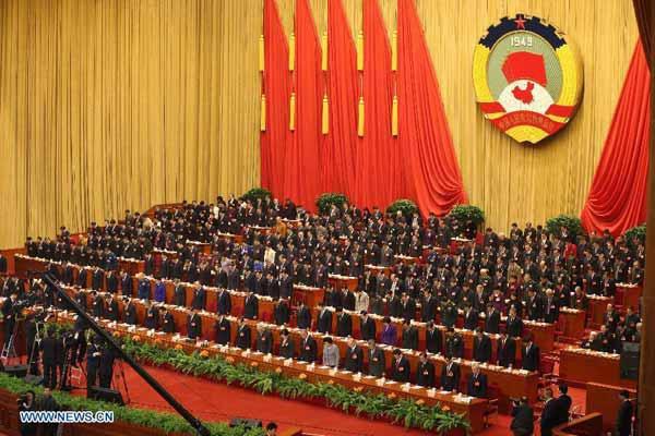全国政协委员向昆明遇难者默哀