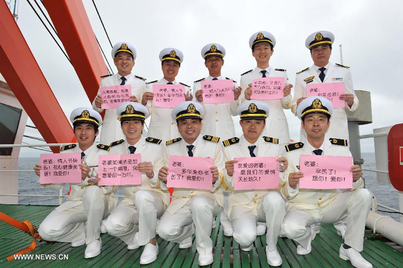 10名雪龙号船员南极投放“爱情漂流瓶”