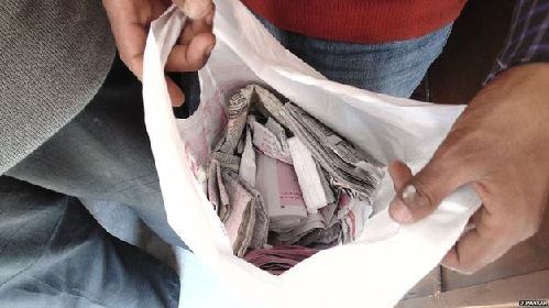 印度家长爬墙给考生递答案