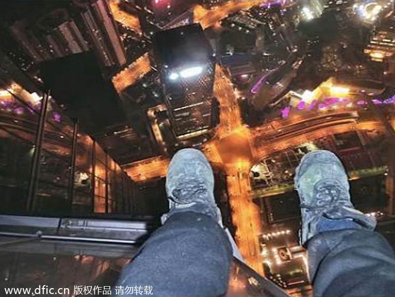 两中国小伙攀爬上海中心 挑战俄“都市忍者” 两中国小伙攀爬上海中心 挑战俄“都市忍者”