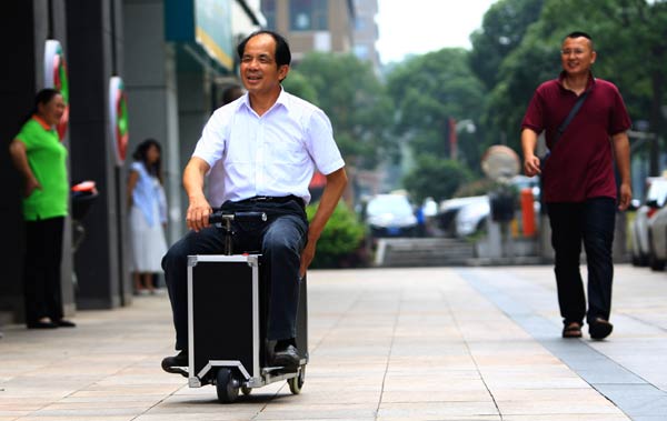 湖南农民贺亮才发明电动载人行李箱