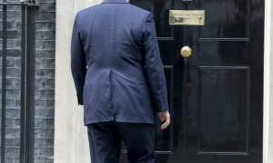 双语：卡梅伦首相最后一天 即将搬出唐宁街