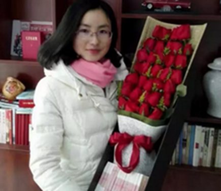 花式虐狗！玫瑰花下藏15万现金！