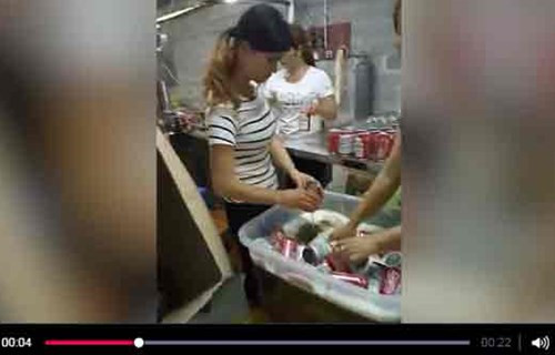 工人回收百威啤酒罐徒手灌酒？百威公司称已报警
