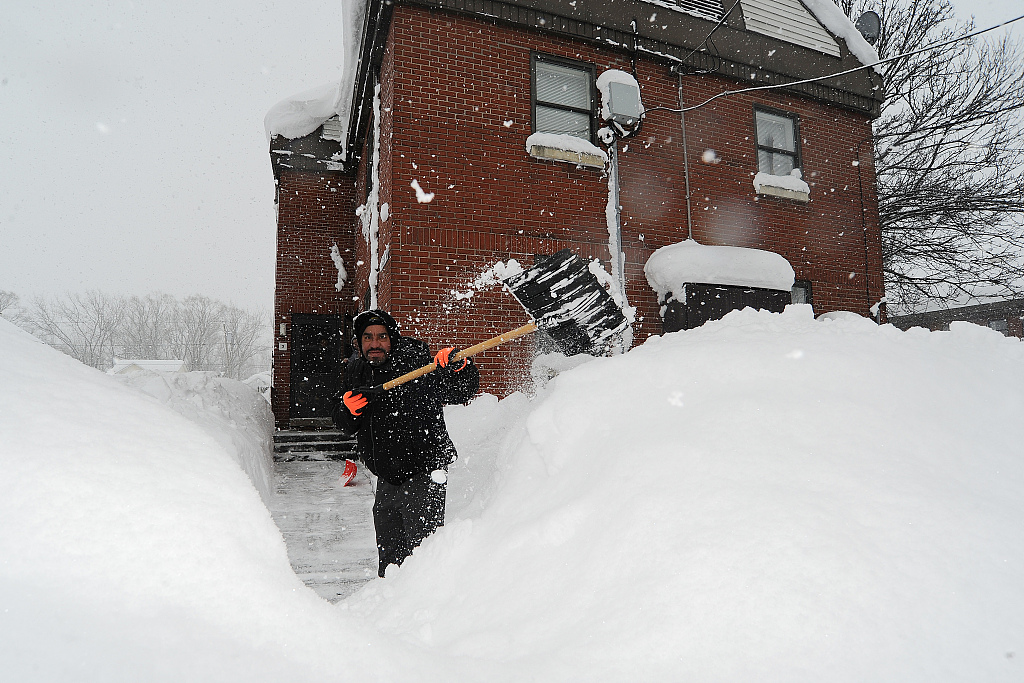 A man clears heavy snow from his Odell Street home in Lackawanna, New York, the U.S., January 18, 2024. /CFP